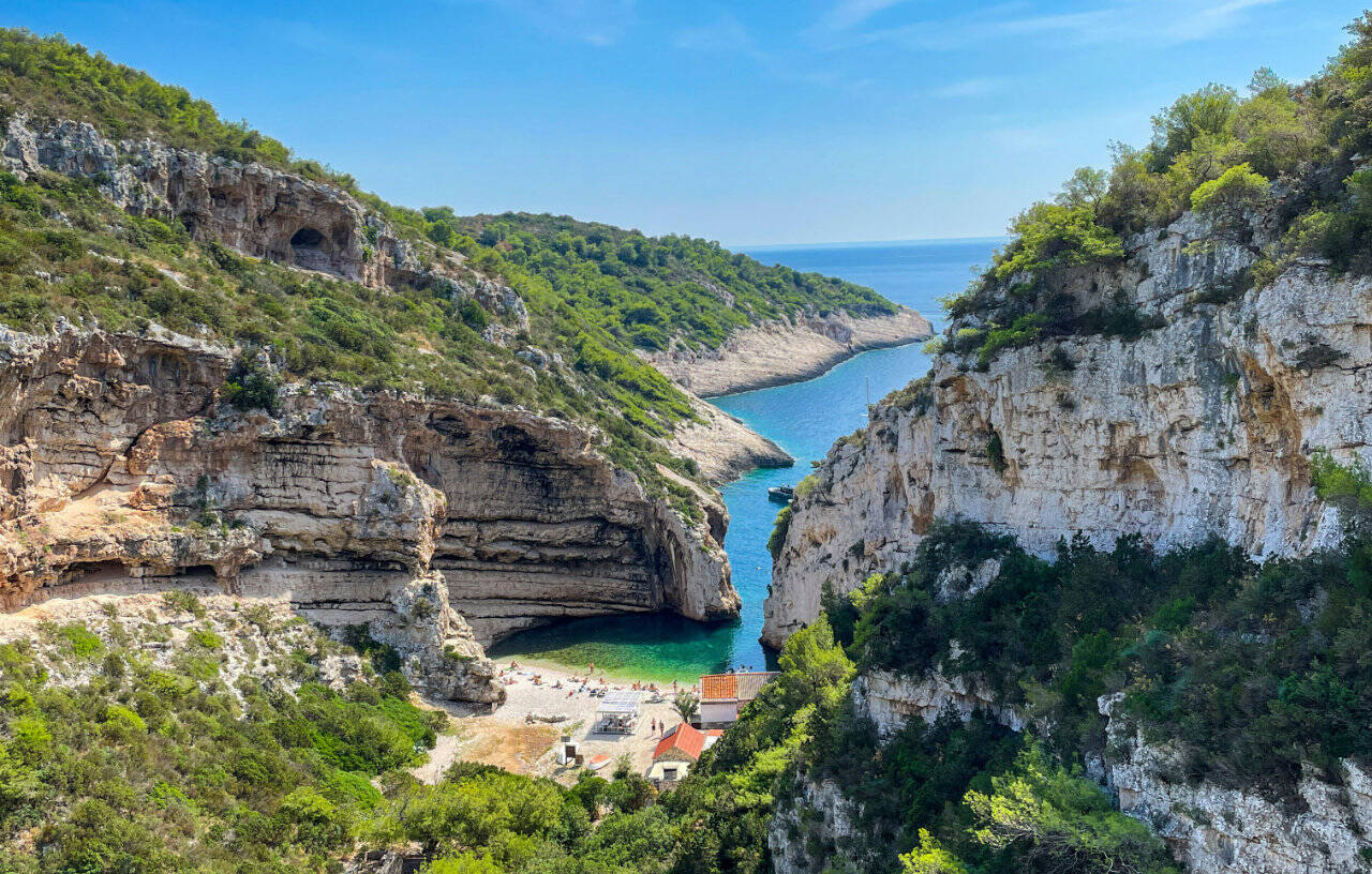 Piękna plaża Stiniva na wyspie Vis w Chorwacji