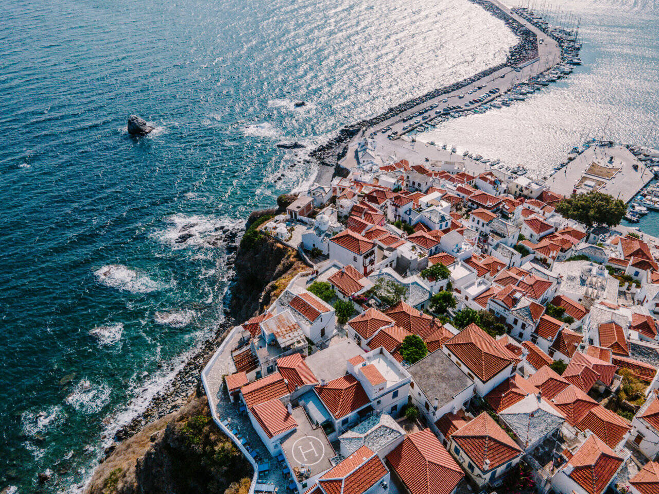 Żegluga na wyspę Skopelos: Czarter jachtu w scenerii Mamma Mia