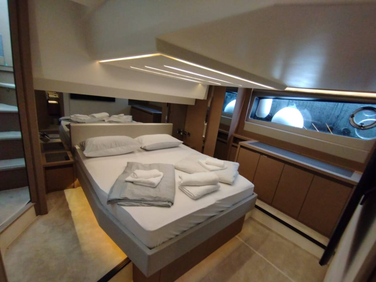 Prestige 520 Flybridge Baby Indy